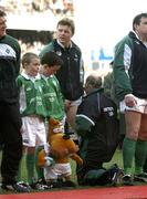 27 February 2005; Ireland captain Brian O'Driscoll has his hamstring attended to by team masseur Willie Bennett before kick-off. RBS Six Nations Championship 2005, Ireland v England, Lansdowne Road, Dublin. Picture credit; Brendan Moran / SPORTSFILE