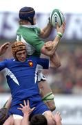 12 March 2005; Simon Easterby, Ireland, wins the lineout from Julien Bonnaire, France. RBS Six Nations Championship 2005, Ireland v France, Lansdowne Road, Dublin. Picture credit; Damien Eagers / SPORTSFILE