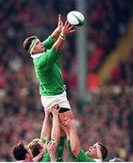 20 February 1999; Dion O'Cuinneagáin, Ireland, wins the lineout. Five Nations Rugby Championship, Ireland v Wales, Wembley Stadium, London, England. Picture credit: Brendan Moran / SPORTSFILE