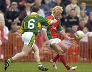 27 March 2005; Ciaran McDonald, Mayo, in action against Seamus Moynihan, Kerry. Allianz National Football League, Division 1A, Mayo v Kerry, McHale Park, Castlebar, Co. Mayo. Picture credit; Pat Murphy / SPORTSFILE