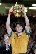 6 November 1999; John Eales, Australia captain, lifts the Webb Ellis trophy after his side defeated France. 1999 Rugby World Cup, Australia v France, Millennium Stadium, Cardiff, Wales. Picture credit: Brendan Moran / SPORTSFILE
