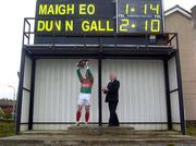 1 May 2005; Derek Walsh, Mayo captain, lifts the shield after it was presented by Tommy Moran, President of the Connacht Council, the final score is in the backround.  Allianz National Hurling League, Division 3 Final, Mayo v Donegal, Markievicz Park, Sligo. Picture credit; Damien Eagers / SPORTSFILE