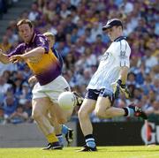 19 June 2005; Stephen Cluxton, Dublin goalkeeper, in action against Paddy Colfer, Wexford. Bank of Ireland Leinster Senior Football Championship Semi-Final, Dublin v Wexford, Croke Park, Dublin. Picture credit; Damien Eagers / SPORTSFILE