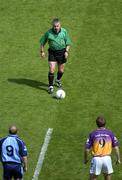 19 June 2005; Dublin's Shane Ryan and Wexford's David Fogarty await the throw-in from referee Brian Crowe. Bank of Ireland Leinster Senior Football Championship Semi-Final, Dublin v Wexford, Croke Park, Dublin. Picture credit; Brian Lawless / SPORTSFILE