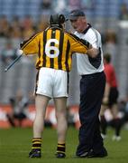 31 July 2005; Kilkenny manager Brian Cody has a word with team captain Peter Barry during the second half. Guinness All-Ireland Hurling Championship, Quarter-Final, Kilkenny v Limerick, Croke Park, Dublin. Picture credit; Brendan Moran / SPORTSFILE