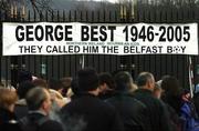 2 December 2005; Members of the public queue at the gates of stormont to enter the funeral of George Best. Belfast, Co. Antrim. Picture credit: Damien Eagers / SPORTSFILE