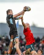 16 May 2014; Alastair Kellock, Glasgow Warriors, wins possession in the lineout ahead of Paul O'Connell, Munster. Celtic League 2013/14 Play-off, Glasgow Warriors v Munster, Scotstoun Stadium, Glasgow, Scotland. Picture credit: Diarmuid Greene / SPORTSFILE