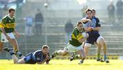 9 April 2006; Darragh O Se, Kerry, in action against Darren Magee, left, and Declan Lally, Dublin. Allianz National Football League, Division 1A, Round 7, Kerry v Dublin, Fitzgerald Stadium, Killarney, Co. Kerry. Picture credit: Brendan Moran / SPORTSFILE