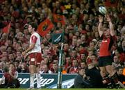 20 May 2006; Munster hooker Jerry Flannery throws the ball into a lineout. Heineken Cup Final, Munster v Biarritz Olympique, Millennium Stadium, Cardiff, Wales. Picture credit; Brendan Moran / SPORTSFILE