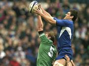 14 February 2004; Fabien Pelous of France wins a lineout against Paul O'Connell of Ireland during the RBS Six Nations Rugby Championship match between France and Ireland at Stade de France in Paris, France. Photo by Brendan Moran/Sportsfile