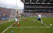 27 August 2006; Dublin substitute goalkeeper John Leonard takes a practice kick-out as both teams attempted to warm up on the same half of the pitch. Bank of Ireland All-Ireland Senior Football Championship Semi-Final, Dublin v Mayo, Croke Park, Dublin. Picture credit; Brian Lawless / SPORTSFILE