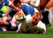 2 October 1999; Matt Dawson of England scores his side's first try during the Rugby World Cup Pool B match between England and Italy at Twickenham Stadium in London, England. Photo by David Maher/Sportsfile