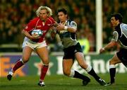 30 March 2007; Alix Popham, Llanelli Scarlets, is tackled by David Wallace, Munster. Heineken Cup Quarter-Final, Llanelli Scarlets v Munster, Stradey Park, Llanelli, Wales. Picture credit: Matt Browne / SPORTSFILE