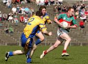 7 April 2007; Tom Cunniffe, Mayo, in action against Tom Bannon and David Keenan, Roscommon. Cadbury's U21 Connacht Football Championship Final, Mayo v Roscommon, McHale Park, Castlebar, Co. Mayo. Picture credit: Stephen McCarthy / SPORTSFILE