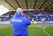 28 April 2007; Linfield manager David Jeffrey applauds the crowd at the end of the game. Carnegie Premier League, Linfield v Crusaders, Windsor Park, Belfast, Co. Antrim. Picture credit; Oliver McVeigh / SPORTSFILE