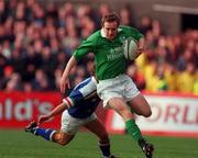 4 March 2000; Denis Hickie of Ireland slips past the tackle of Diego Doninguez of Italy during the Lloyds TSB 6 Nations match between Ireland and Italy at Lansdowne Road in Dublin. Photo by Damien Eagers/Sportsfile