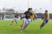 18 January 2015; Stephen Coen, Mayo, in action against Enda Smith and Brian Murtagh, right, Roscommon. FBD League, Section A, Round 3, Mayo v Roscommon, Elverys MacHale Park, Castlebar, Co. Mayo. Picture credit: David Maher / SPORTSFILE