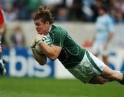 30 September 2007; Ireland captain Brian O'Driscoll scores his side's first try against Argentina. 2007 Rugby World Cup, Pool D, Ireland v Argentina, Parc des Princes, Paris, France. Picture credit; Brendan Moran / SPORTSFILE