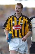 31 July 2004; Kilkenny's Henry Shefflin leaves the field with an eye injury. Guinness All-Ireland Hurling Championship Quarter Final Replay, Clare v Kilkenny, Semple Stadium, Thurles, Co. Tipperary. Picture credit; Brendan Moran / SPORTSFILE