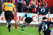10 May 2008; Thom Evans, Glasgow Warriors, goes past Denis Hurley,15, and Rua Tipoki,13, Munster to score the winning try against Munster. Magners League, Munster v Glasgow Warriors, Musgrave Park, Cork. Picture credit: Matt Browne / SPORTSFILE