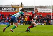 25 April 2015; Keith Earls, Munster, is tackled by Andrea Pratichetti, Benetton Treviso. Guinness PRO12, Round 20, Munster v Benetton Treviso. Irish Independent Park, Cork. Picture credit: Ramsey Cardy / SPORTSFILE
