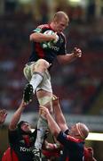24 May 2008; Munster's Paul O'Connell wins possession in the line-out. Heineken Cup Final, Munster v Toulouse, Millennium Stadium, Cardiff, Wales. Picture credit: Oliver McVeigh / SPORTSFILE