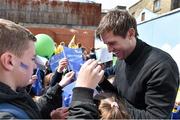 11 May 2015; Former Republic of Ireland International Kevin Kilbane signs autographs to students at City Quay N.S. on Gloucester Street South in Dublin 2 during the FAI Jnr Cup Tour and Community Day. Picture credit: Cody Glenn / SPORTSFILE