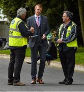 24 May 2015; RTÉ analyst Henry Shefflin with Mounthrath GAA members Patsy Sydes, left, and Donal Donehy, as he  arrives for the game. Munster GAA Hurling Senior Championship Quarter-Final, Clare v Limerick. Semple Stadium, Thurles, Co. Tipperary. Picture credit: Ray McManus / SPORTSFILE
