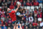 30 May 2015; Billy Holland, Munster, wins a line-out against Leone Nakarawa, Glasgow Warriors. Guinness PRO12 Final, Munster v Glasgow Warriors. Kingspan Stadium, Ravenhill Park, Belfast. Picture credit: Ramsey Cardy / SPORTSFILE