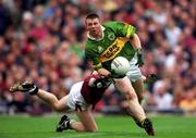 7 October 2000; Tomas O'Se of Kerry makes a break during the Bank of Ireland All-Ireland Senior Football Championship Final Replay match between Kerry and Galway at Croke Park in Dublin. Photo by Brendan Moran/Sportsfile