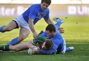 15 February 2009; Tommy Bowe, Ireland, scores his side's first try despite the tackles of Andrea Masi, left, and Kaine Robertson Italy. RBS Six Nations Championship, Italy v Ireland, Stadio Flaminio, Rome, Italy. Picture credit: Brendan Moran / SPORTSFILE