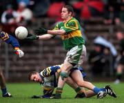 22 October 2000; Kieran Tavey of Castleblayney during the Ulster GAA Football Senior Club Championship Semi-Final match between Castleblayney and Errigal Ciarán at St Tiernach's Park in Clones, Monaghan. Photo by Ray McManus/Sportsfile *** Local Caption *** This isn't Peter Canavan as per the negative name.