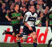 27 October 2000; Gordon D'Arcy of Leinster on his way to scoring his side's first try during the Heineken Cup Pool 1 match between Leinster and Northampton Saints at Donnybrook Stadium in Dublin. Photo by Aoife Rice/Sportsfile