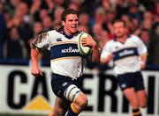 27 October 2000; Gordon D'Arcy of Leinster on his way to scoring his side's first try during the Heineken Cup Pool 1 match between Leinster and Northampton Saints at Donnybrook Stadium in Dublin. Photo by Aoife Rice/Sportsfile