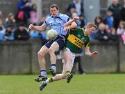 29 March 2009; Denis Bastick, Dublin, in action against Colm Cooper, Kerry. Allianz GAA National Football League, Division 1, Round 6, Dublin v Kerry. Parnell Park, Dublin. Picture credit: Stephen McCarthy / SPORTSFILE
