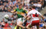 26 April 2009; Tommy Walsh, Kerry, in action against Kevin McGuckin and Gerard O'Kane, no.4, Derry. Allianz GAA National Football League, Division 1 Final, Kerry v Derry, Croke Park, Dublin. Picture credit: Stephen McCarthy / SPORTSFILE