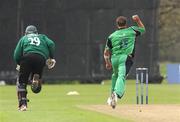 26 April 2009; Peter Connell, Ireland, attempts to run out Ashley Noffke, Worcestershire. Friends Provident Trophy, Ireland v Worcestershire, Stormont, Belfast, Co. Antrim. Picture credit: Oliver McVeigh / SPORTSFILE