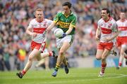 26 April 2009; Anthony Maher, Kerry, in action against Fergal Doherty, left, and Kevin McGuickin, Derry. Allianz GAA National Football League, Division 1 Final, Kerry v Derry, Croke Park, Dublin. Picture credit: Daire Brennan / SPORTSFILE
