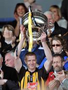 3 May 2009; Kilkenny captain Henry Shefflin lifts the cup. Allianz GAA NHL Division 1 Final, Kilkenny v Tipperary, Semple Stadium, Thurles, Co. Tipperary. Picture credit: David Maher / SPORTSFILE