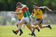 31 May 2009; Seamus McAndrew, Mayo, in action against Stephen Ormsby, right, and Niall Carty, Roscommon. Connacht GAA Football Junior Championship Final, Mayo v Roscommon, Pairc Sean Mac Diarmada, Carrick-On-Shannon, Co Leitrim. Picture credit: David Maher / SPORTSFILE