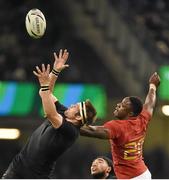 17 October 2015; Richie McCaw, New Zealand, goes up for the ball with Yannick Nyanga, France. 2015 Rugby World Cup, Quarter-Final, New Zealand v France. Millennium Stadium, Cardiff, Wales. Picture credit: Matt Browne / SPORTSFILE