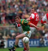 28 June 1998. Meath's Tommy Dowd and Louth's Declan O'Sullivan in a tussle for possession. Meath v Louth, Leinster Football Championship, Croke Park. Picture Credit: Ray McManus/SPORTSFILE.