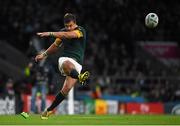24 October 2015; Handré Pollard, South Africa, kicks a penalty. 2015 Rugby World Cup, Semi-Final, New Zealand v South Africa. Twickenham Stadium, Twickenham, London, England. Picture credit: Ramsey Cardy / SPORTSFILE