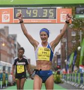 26 October 2015; Pauline Curley, Tullamore Harriers A.C., Co. Offaly, celebrates winning the AAI National Marathon as part of the SSE Airtricity Dublin Marathon 2015, Merrion Square, Dublin.Picture credit: Seb Daly / SPORTSFILE