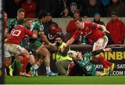 28 November 2015; Connacht's Robbie Henshaw offloads to team-mate Bundee Aki who went on to score their side's second try. Guinness PRO12, Round 8, Munster v Connacht. Thomond Park, Limerick. Picture credit: Diarmuid Greene / SPORTSFILE