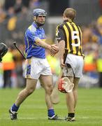 6 September 2009; Tommy Walsh, Kilkenny, shakes hands with Eoin Kelly, Tipperary, after the game. GAA Hurling All-Ireland Senior Championship Final, Kilkenny v Tipperary, Croke Park, Dublin. Picture credit: Oliver McVeigh / SPORTSFILE