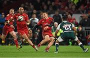 12 December 2015; Andrew Conway, Munster, attempts to offload to team-mate Simon Zebo during the final moments of the game. European Rugby Champions Cup, Pool 4, Round 3, Munster v Leicester Tigers. Thomond Park, Limerick. Picture credit: Diarmuid Greene / SPORTSFILE