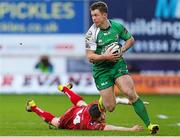 10 January 2016; Matt Healy, Connacht, evades the tackle of Steffan Evans, Scarlets. Guinness PRO12, Round 12, Scarlets v Connacht, Parc Y Scarlets, Llanelli, Wales. Picture credit: Chris Fairweather / SPORTSFILE