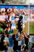 17 October 2009; Leo Cullen, Leinster, wins the line-out against Christian Short, Brive. Heineken Cup, Pool 4, Round 2, Brive v Leinster, Stade Municipal, Brive, France. Picture credit: Pat Murphy / SPORTSFILE