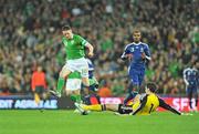 14 November 2009; Robbie Keane, Republic of Ireland, in action against Hugo Lloris, France. FIFA 2010 World Cup Qualifying Play-off 1st Leg, Republic of Ireland v France, Croke Park, Dublin. Picture credit: David Maher / SPORTSFILE